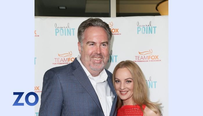Wendi McLendon-Covey (R) and Greg Covey